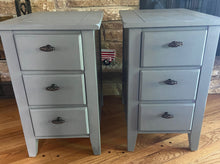 Load image into Gallery viewer, Broyhill Bedroom Set
